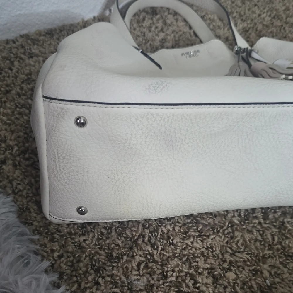 Guess White Leather Shoulder Bag W/ Colorful Tassel Bag Charms (FAIR/GOOD) ✨️
